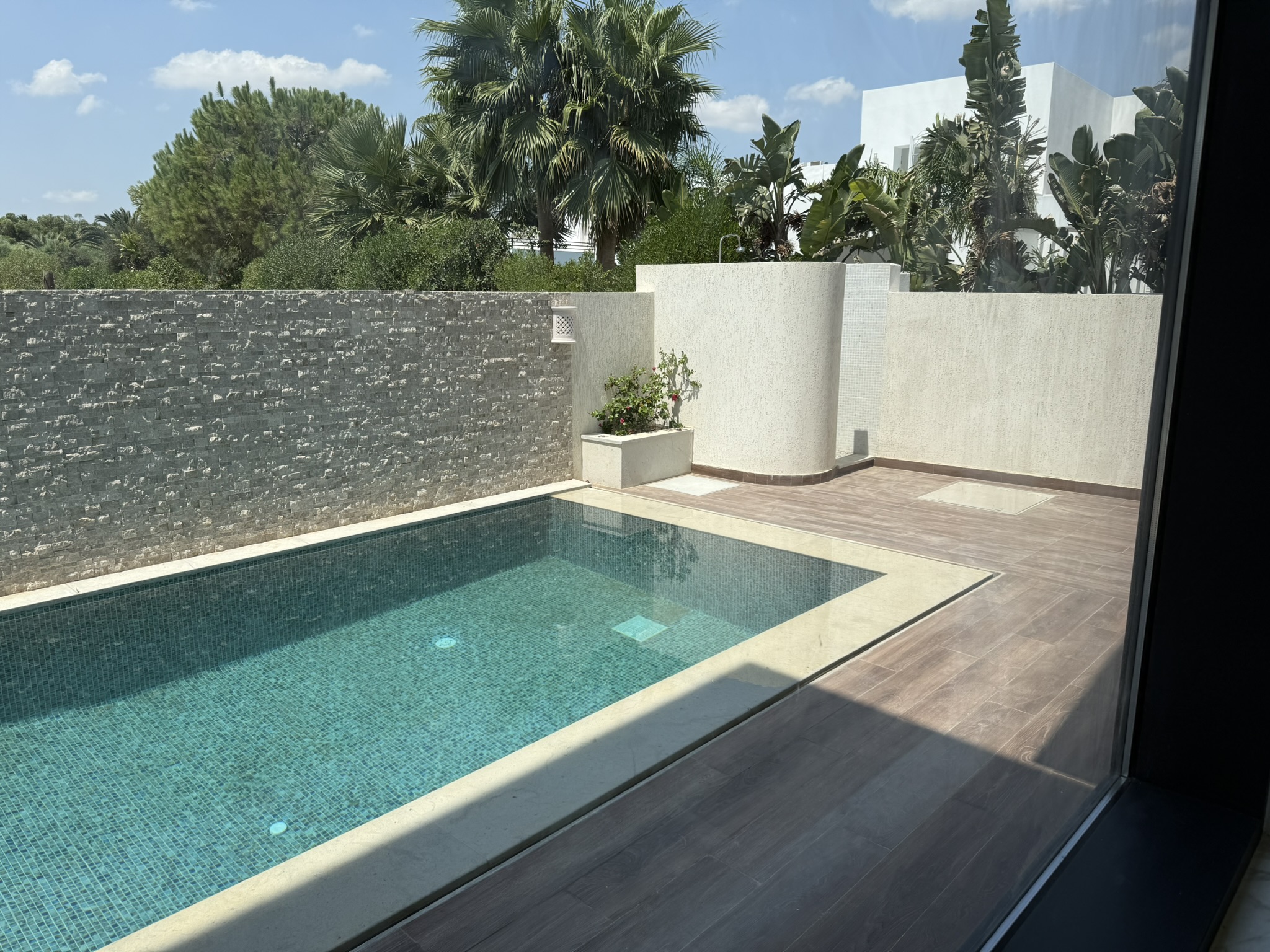Jardin et piscine au crépuscule